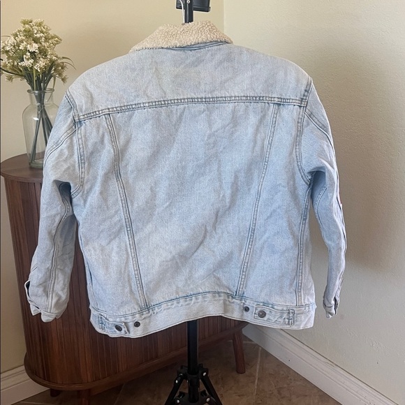 Levi’s Sherpa Trucker Denim Jacket with Floral Embroidery – Size S - Picture 2 of 7